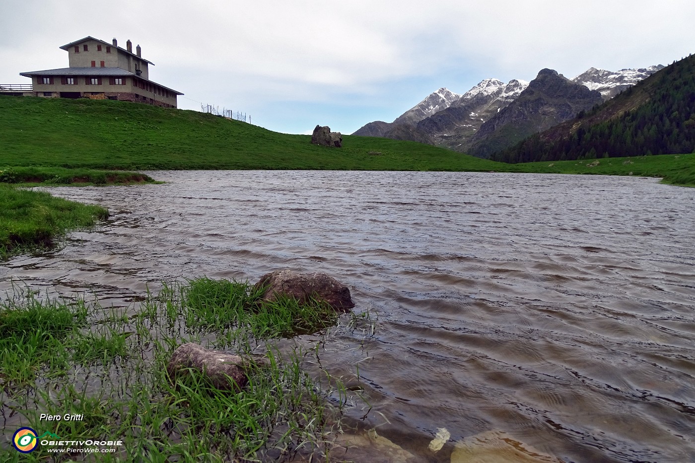 11 'Mare mosso' alla pozza dei Piani dell'Avaro col Rif.Albergo Monte Avaro (1700 m).JPG -                                